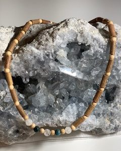 collier bois de noisetier cristal de Roche et Apatite bleue