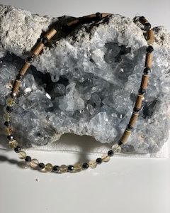 collier bois de noisetier et Citrine