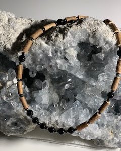 collier bois de noisetuer et Onyx noire